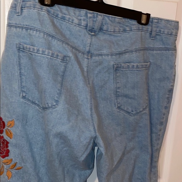 Embroidered Denim Mom Jeans - Picture 4 of 4